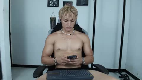 Snapshot of lover_fitnessboy chatting on May 4, 1:34 am kevin online show from May 4, 1:34 am