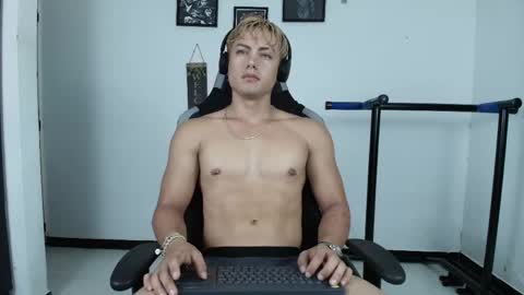 Snapshot of lover_fitnessboy chatting on May 15, 1:12 am kevin online show from May 15, 1:12 am