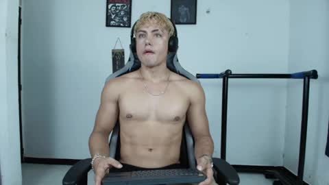 Snapshot of lover_fitnessboy chatting on May 18, 10:37 pm kevin online show from May 18, 10:37 pm