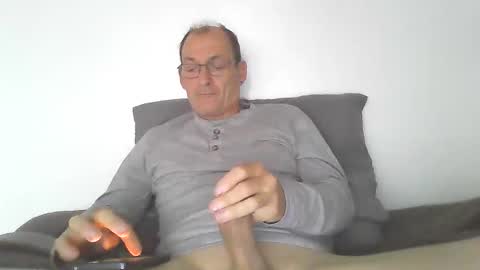 Snapshot of loves_to_cum2022 chatting on October 1, 7:36 am lovs2cum4u online show from October 1, 7:36 am