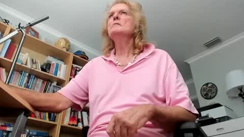 Snapshot of lovestylistwomen chatting on December 9, 5:30 pm Michael online show from December 9, 5:30 pm