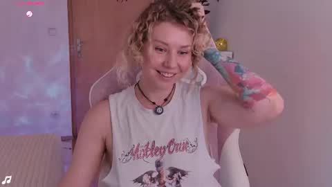Snapshot of lowfreqsiren chatting on July 31, 9:30 am . online show from July 31, 9:30 am
