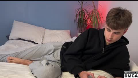 Snapshot of lucacharm chatting on April 3, 3:48 am lucacharm online show from April 3, 3:48 am