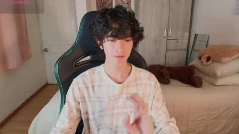 lucas_xo online show from April 29, 2:26 am