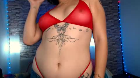 Snapshot of lucia_amores chatting on December 21, 1:36 am Luci online show from December 21, 1:36 am