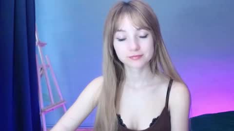 Snapshot of luciacam20 chatting on February 6, 9:43 am Lucy online show from February 6, 9:43 am