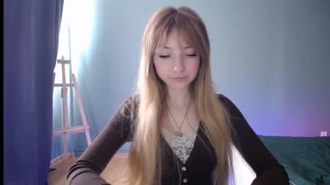 Snapshot of luciacam20 chatting on February 18, 9:43 am Lucy online show from February 18, 9:43 am