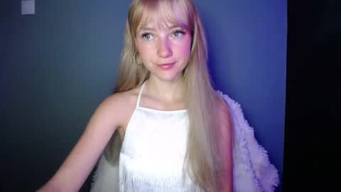 Snapshot of luciacam20 chatting on September 12, 6:24 am Lucy online show from September 12, 6:24 am