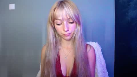 Snapshot of luciacam20 chatting on September 15, 9:09 am Lucy online show from September 15, 9:09 am