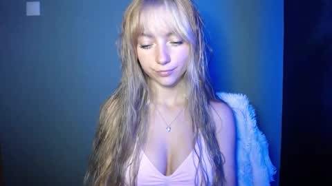 Snapshot of luciacam20 chatting on September 22, 1:35 pm Lucy online show from September 22, 1:35 pm