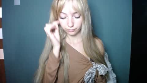 Snapshot of luciacam20 chatting on September 25, 7:34 am Lucy online show from September 25, 7:34 am