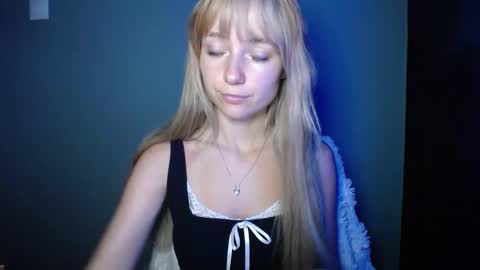 Snapshot of luciacam20 chatting on September 26, 7:56 am Lucy online show from September 26, 7:56 am