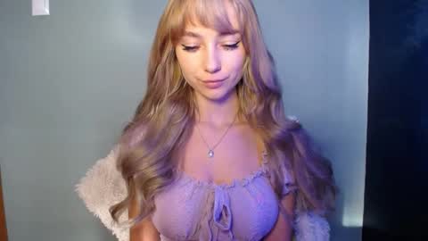 Snapshot of luciacam20 chatting on October 27, 7:34 am Lucy online show from October 27, 7:34 am