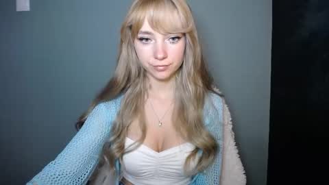 Snapshot of luciacam20 chatting on October 31, 7:42 am Lucy online show from October 31, 7:42 am