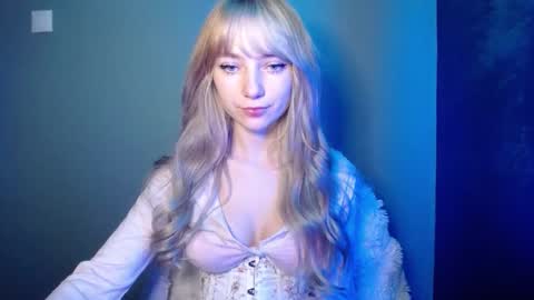 Snapshot of luciacam20 chatting on November 9, 8:01 am Lucy online show from November 9, 8:01 am