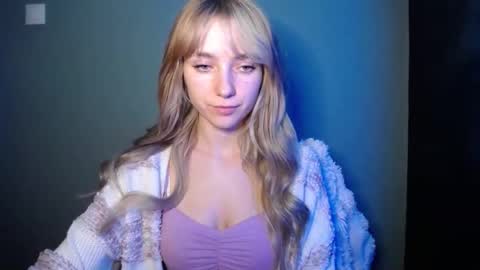 Snapshot of luciacam20 chatting on November 25, 7:47 pm Lucy online show from November 25, 7:47 pm