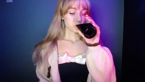 Snapshot of luciacam20 chatting on December 2, 1:28 pm Lucy online show from December 2, 1:28 pm