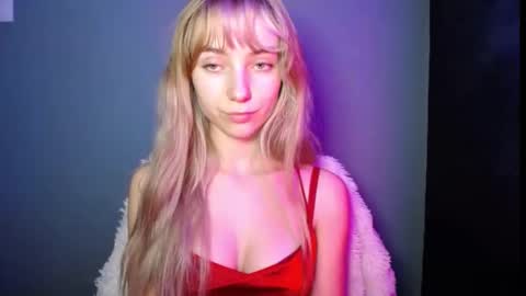 Snapshot of luciacam20 chatting on December 3, 8:18 pm Lucy online show from December 3, 8:18 pm