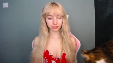 Snapshot of luciacam20 chatting on May 6, 6:52 am Lucy online show from May 6, 6:52 am