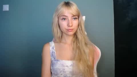 Snapshot of luciacam20 chatting on June 6, 7:02 am Lucy online show from June 6, 7:02 am