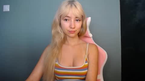Snapshot of luciacam20 chatting on June 7, 7:01 am Lucy online show from June 7, 7:01 am