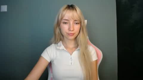 Snapshot of luciacam20 chatting on June 10, 6:45 am Lucy online show from June 10, 6:45 am