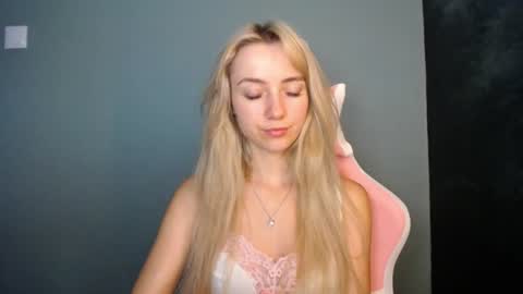 Snapshot of luciacam20 chatting on June 13, 7:39 am Lucy online show from June 13, 7:39 am