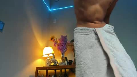 Snapshot of lucian_davii chatting on May 18, 11:49 am Pirulo online show from May 18, 11:49 am