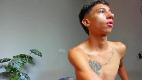 Snapshot of lucian_davii chatting on June 1, 12:40 pm Pirulo online show from June 1, 12:40 pm