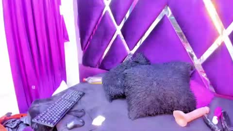 Snapshot of luciana_ass chatting on July 17, 8:35 pm Luci online show from July 17, 8:35 pm