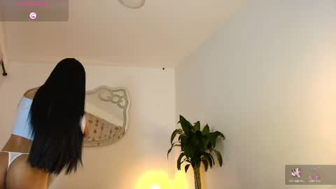 Snapshot of luciana_glow chatting on April 25, 6:05 am luciana_glow online show from April 25, 6:05 am