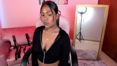 Snapshot of lucie_harper chatting on October 1, 8:48 pm online show from October 1, 8:48 pm