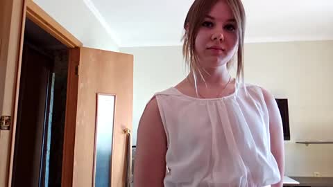 Mia online show from March 7, 9:06 am