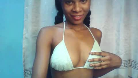 Snapshot of luckymadequeen chatting on January 3, 3:49 am Gloria online show from January 3, 3:49 am