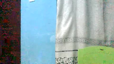 Snapshot of luckymadequeen chatting on June 25, 12:10 am Gloria online show from June 25, 12:10 am