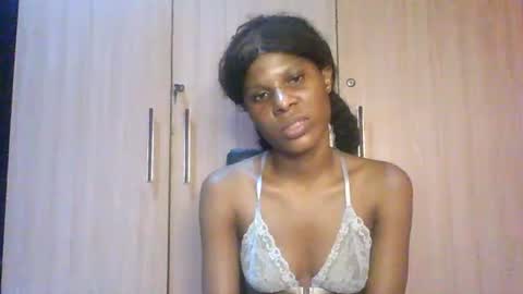 Snapshot of luckymadequeen chatting on July 22, 3:42 am Gloria online show from July 22, 3:42 am