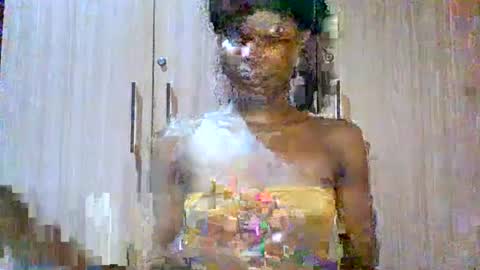 Snapshot of luckymadequeen chatting on July 25, 12:20 am Gloria online show from July 25, 12:20 am
