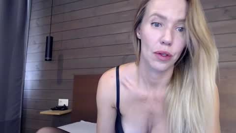 Snapshot of luckymila chatting on October 10, 10:25 am Mila Novak online show from October 10, 10:25 am
