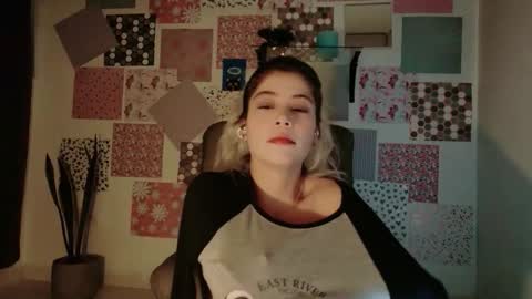 Snapshot of luckysapphire777 chatting on November 9, 3:27 am luckysapphire777 online show from November 9, 3:27 am