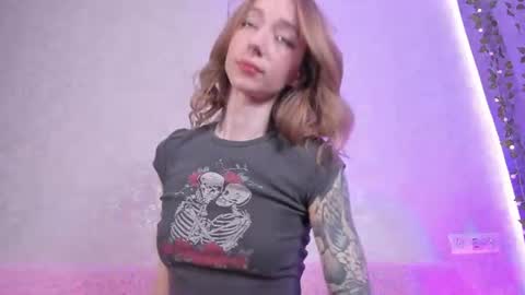 Snapshot of luckysexydoll chatting on July 20, 5:44 am Alisa online show from July 20, 5:44 am