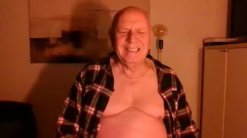 Snapshot of luclovestops chatting on November 18, 4:17 am Luclostops online show from November 18, 4:17 am