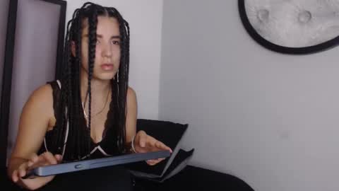 Snapshot of lucy__23 chatting on December 2, 4:18 am online show from December 2, 4:18 am