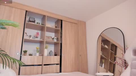 Snapshot of lucy__loud chatting on February 5, 3:45 am Paula online show from February 5, 3:45 am