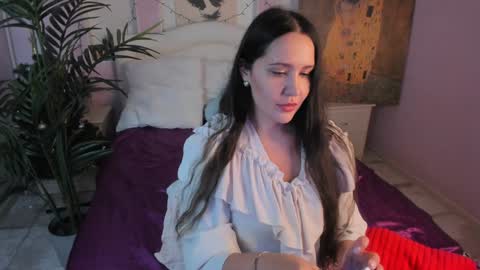 Snapshot of lucy_boobsy chatting on December 21, 9:15 pm Laura online show from December 21, 9:15 pm