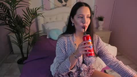 Snapshot of lucy_boobsy chatting on February 8, 8:42 pm Laura online show from February 8, 8:42 pm