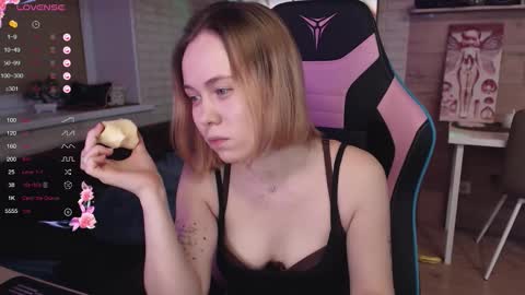 Snapshot of lucy_mirror chatting on November 10, 8:30 pm Lucy online show from November 10, 8:30 pm