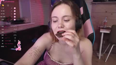 Snapshot of lucy_mirror chatting on December 1, 10:04 pm Lucy online show from December 1, 10:04 pm