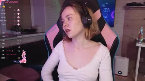 Snapshot of lucy_mirror chatting on December 2, 9:10 pm Lucy online show from December 2, 9:10 pm