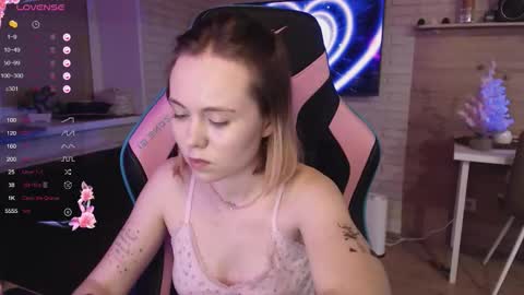 Snapshot of lucy_mirror chatting on December 13, 9:09 pm Lucy online show from December 13, 9:09 pm