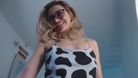 Snapshot of lucy_priincess chatting on December 5, 12:52 am lucy online show from December 5, 12:52 am